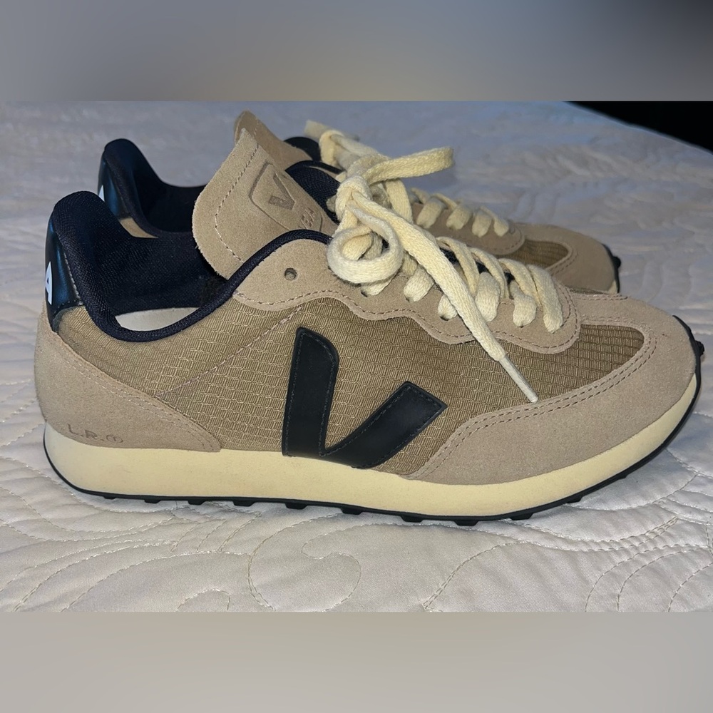Rarely Worn Veja Women’s V-10 Casual Street Sneaker in Beige/Black Size 7